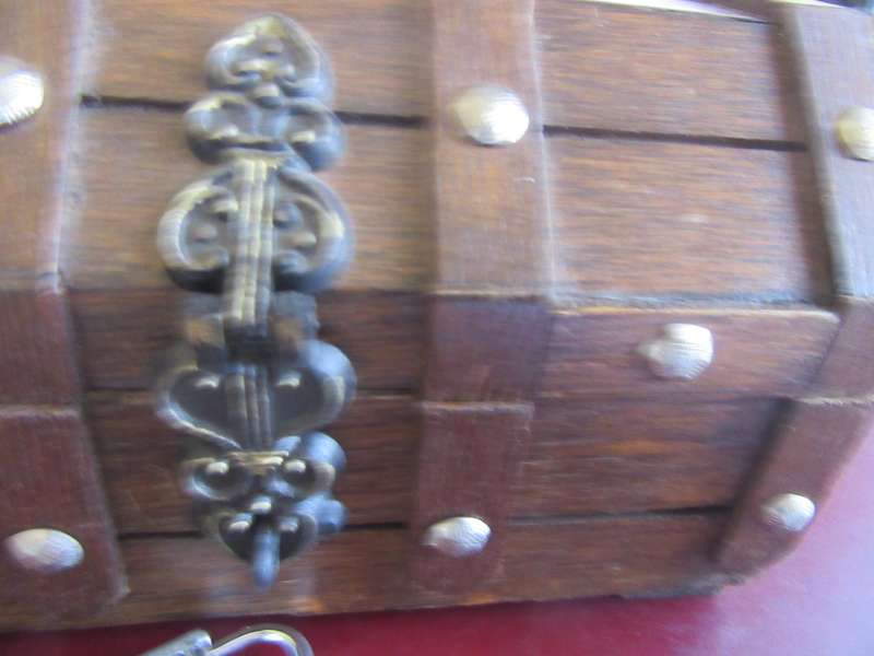 WOODEN JEVELLERY BOX - APPR. A50X120 X 100MM WITH LOCK AND KEY- AS PER SCAN - MD