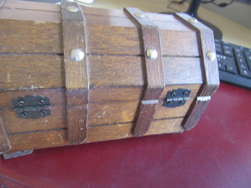 WOODEN JEVELLERY BOX - APPR. A50X120 X 100MM WITH LOCK AND KEY- AS PER SCAN - MD