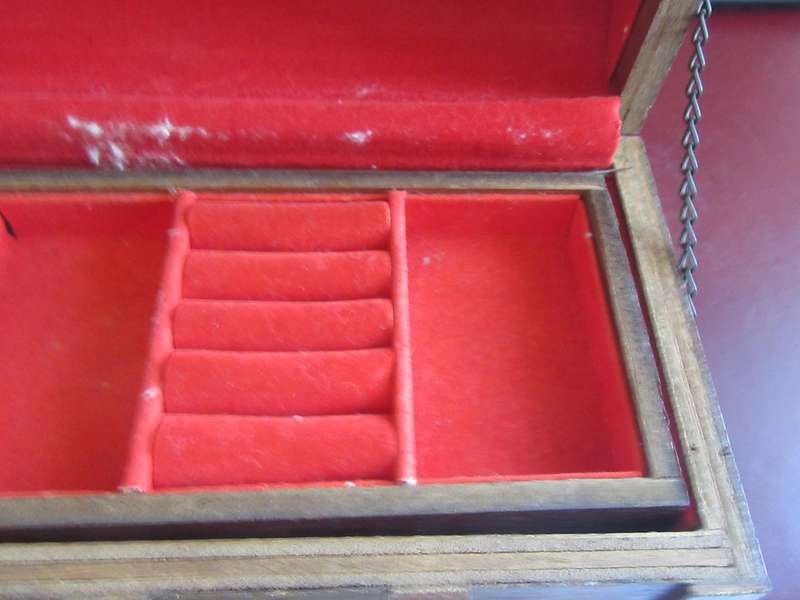 WOODEN JEVELLERY BOX - APPR. A50X120 X 100MM WITH LOCK AND KEY- AS PER SCAN - MD