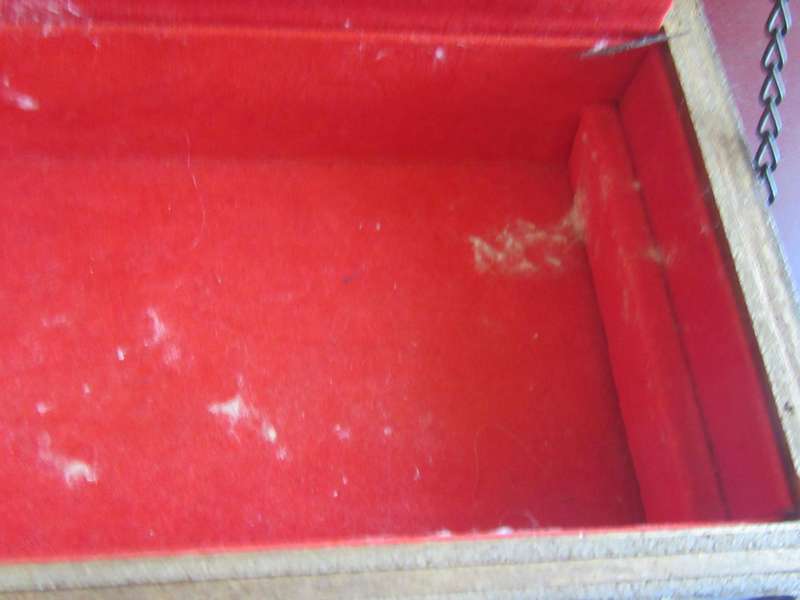 WOODEN JEVELLERY BOX - APPR. A50X120 X 100MM WITH LOCK AND KEY- AS PER SCAN - MD