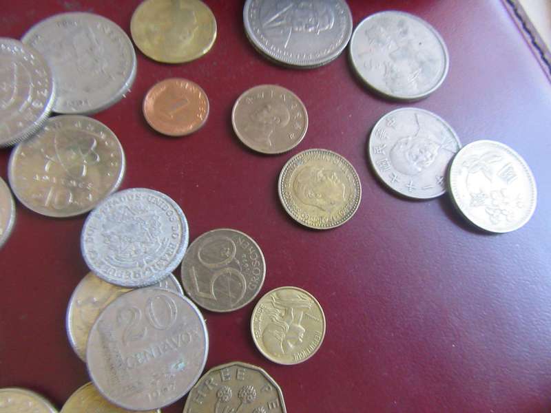GOOD START FOR THE BEGINNER - 95 WORLD COINS - AS PER SCAN - LOT 25