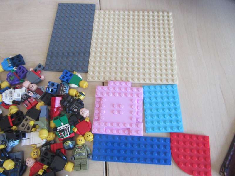 NICE SMALL MINI LEGO SELECTION - 41 ITEMS - BID PER ITEM - 6 BASEPATES - 35 FIGURES - LD