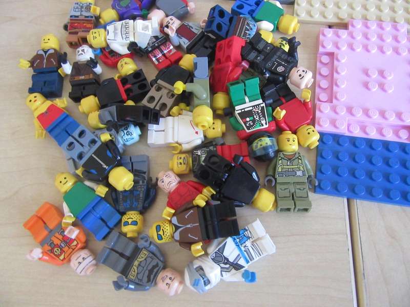 NICE SMALL MINI LEGO SELECTION - 41 ITEMS - BID PER ITEM - 6 BASEPATES - 35 FIGURES - LD