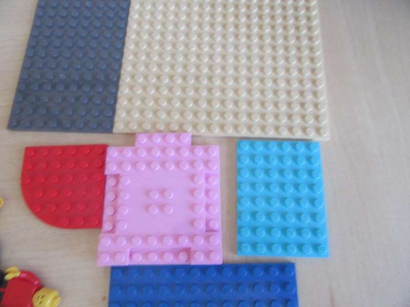 NICE SMALL MINI LEGO SELECTION - 41 ITEMS - BID PER ITEM - 6 BASEPATES - 35 FIGURES - LD