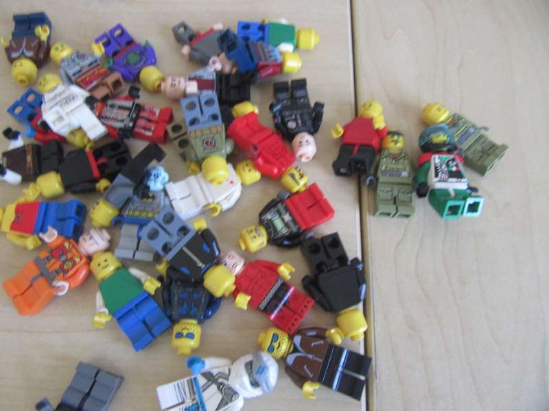 NICE SMALL MINI LEGO SELECTION - 41 ITEMS - BID PER ITEM - 6 BASEPATES - 35 FIGURES - LD