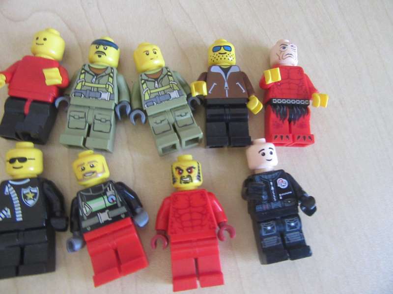 NICE SMALL MINI LEGO SELECTION - 41 ITEMS - BID PER ITEM - 6 BASEPATES - 35 FIGURES - LD