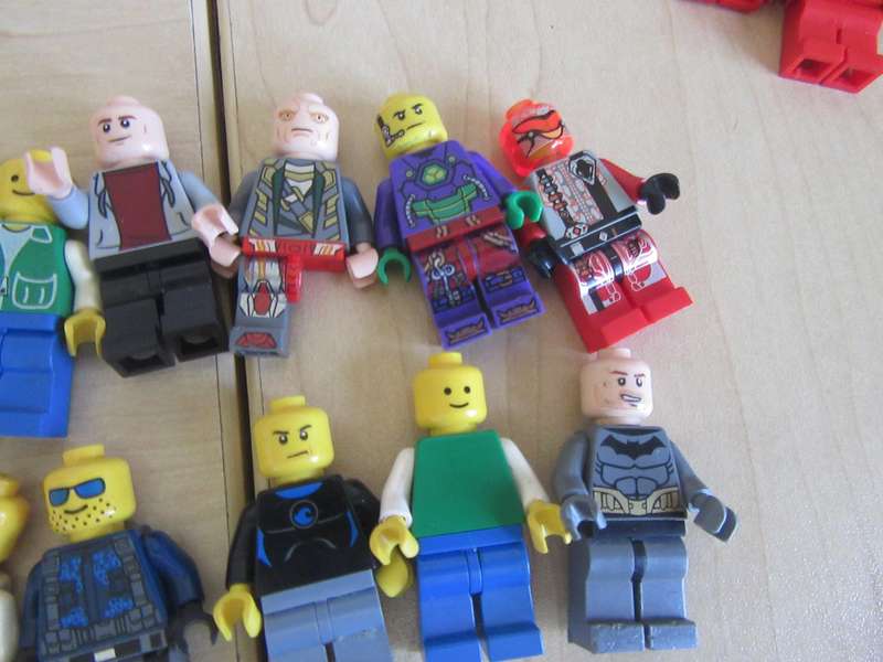 NICE SMALL MINI LEGO SELECTION - 41 ITEMS - BID PER ITEM - 6 BASEPATES - 35 FIGURES - LD