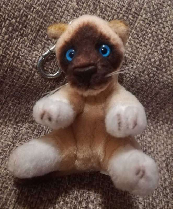 Ming the Beautiful Siamese Cat. Rare Keyholder! 9cm.