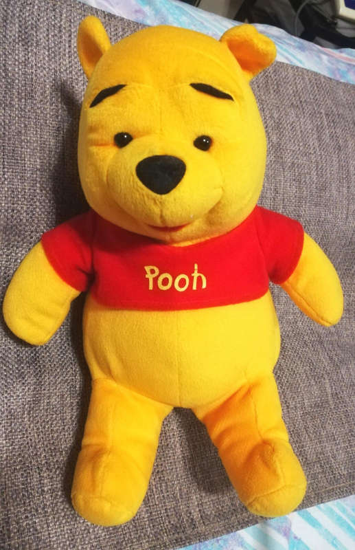 Winnie the Pooh. Beautiful, plush giggling Pooh Bear. Batteries not inclusive. 28cm.