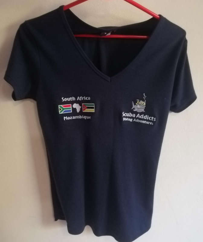 Shark Diving - Mozambique and South Africa. Scuba Addicts Diving Adventures. Navy T-Shirt M-Size.