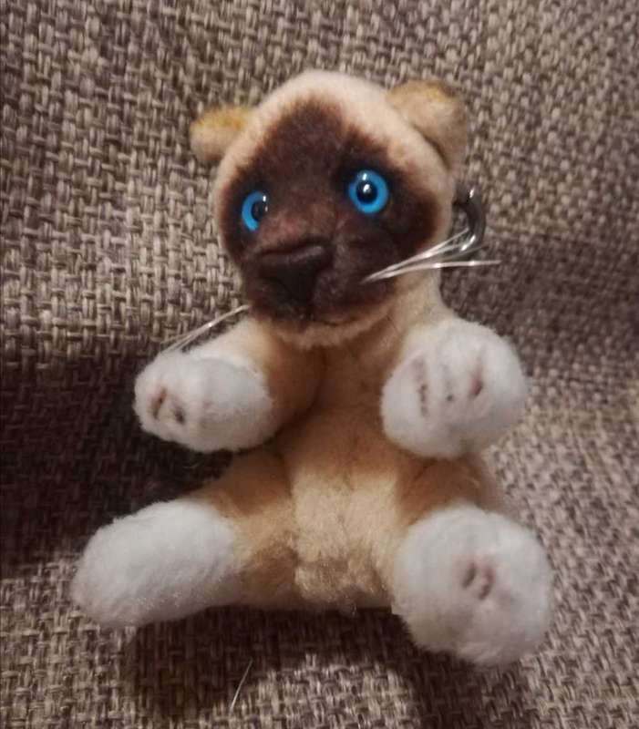 Ming the Beautiful Siamese Cat. Rare Keyholder! 9cm.