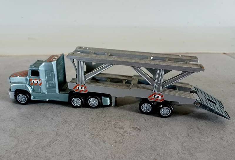 Model - Truck (Freightliner?) and Car transport trailer - Plastic Scale 1.87 - Made China (MOD011)