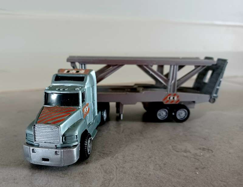 Model - Truck (Freightliner?) and Car transport trailer - Plastic Scale 1.87 - Made China (MOD011)
