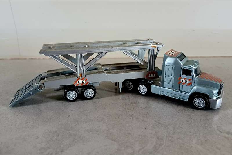 Model - Truck (Freightliner?) and Car transport trailer - Plastic Scale 1.87 - Made China (MOD011)