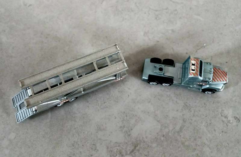 Model - Truck (Freightliner?) and Car transport trailer - Plastic Scale 1.87 - Made China (MOD011)