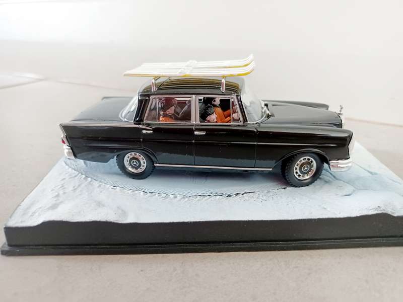 MODEL :  Mercedes 220S On her Majestys Secret Service (MOD045)