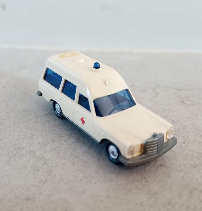 Wiking MODEL:  Mercedes 200 Ambulance