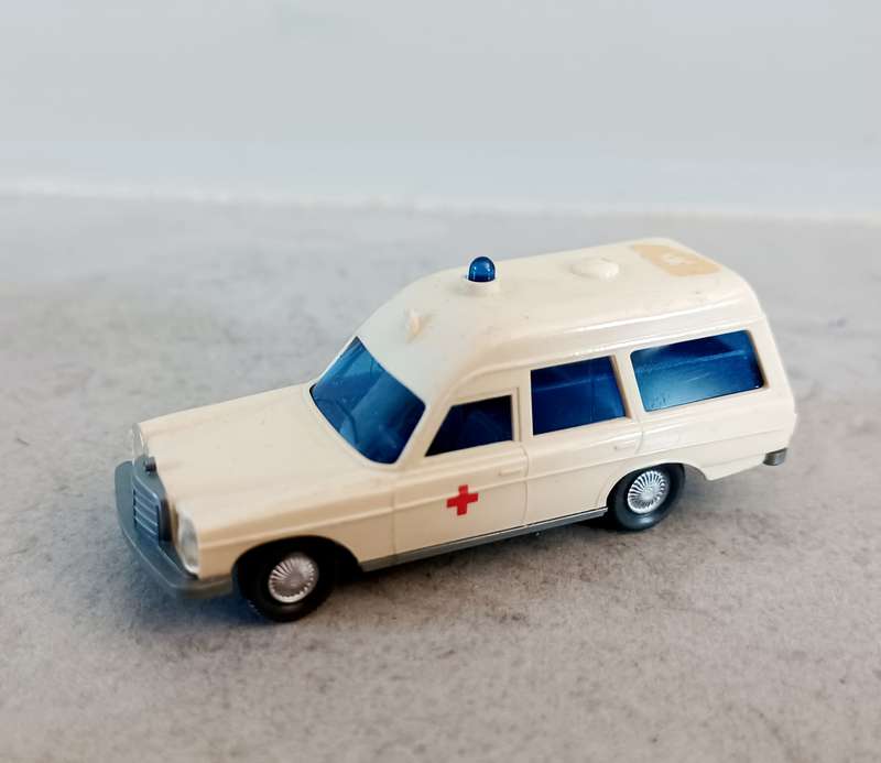 Wiking MODEL:  Mercedes 200 Ambulance