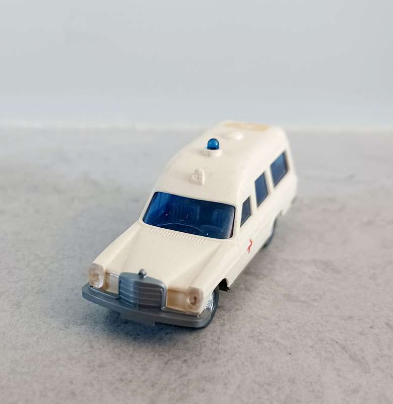 Wiking MODEL:  Mercedes 200 Ambulance