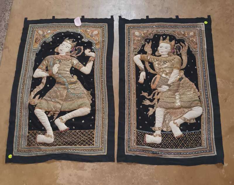 2 x Dancing figures (kalaga)