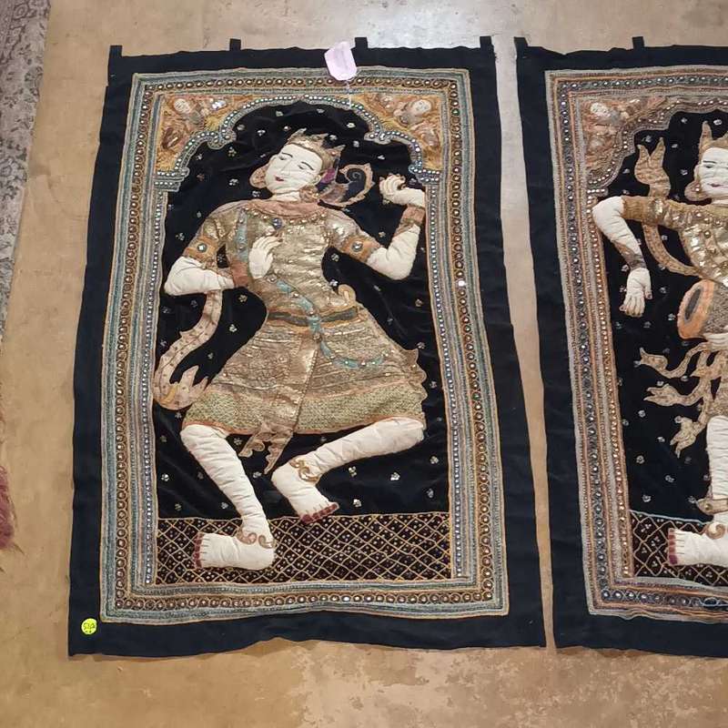 2 x Dancing figures (kalaga)