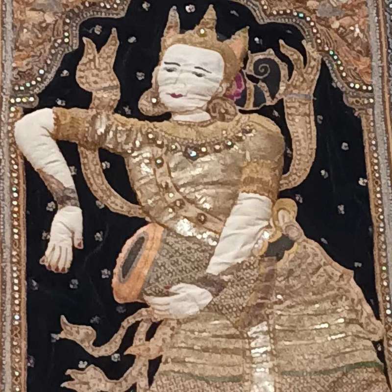 2 x Dancing figures (kalaga)