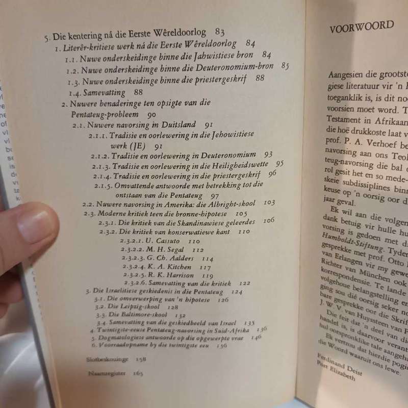 Mosaïk van Moses. Ferdinand Deist. Christian book
