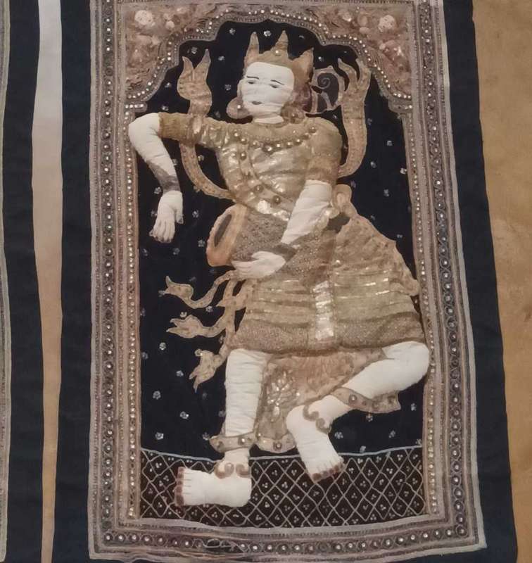 2 x Dancing figures (kalaga)