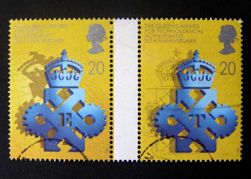 GREAT BRITAIN Gutter Pair - 25th Anniv. of Queen's Awards for Export and Technology 1990