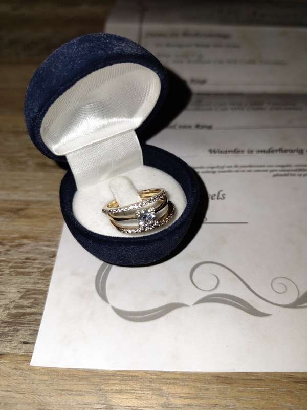 9ct Gold Graceful and dainty Slim Band Engagement Ring with 2 Loose Rose Gold Bands