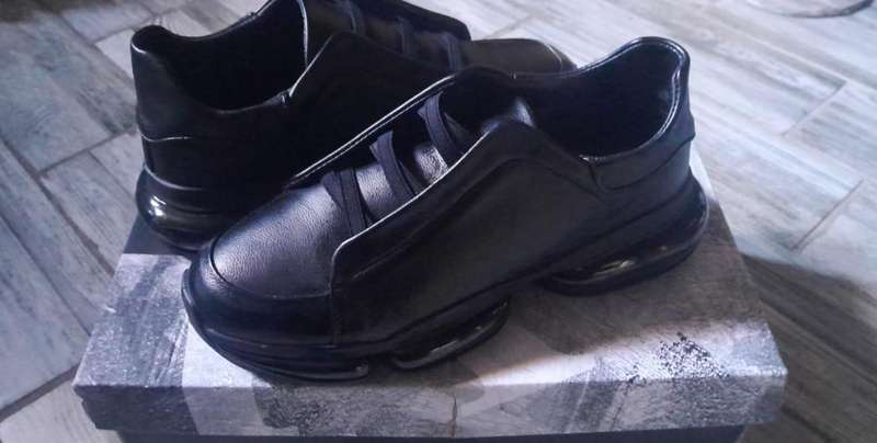 Sneakers/ Tekkies