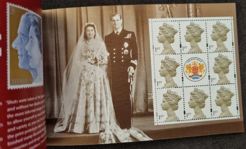 GB 2000 `Special by Design` mint and complete booklet. SG dx24. As per images. CV GBP 45. Nice item.