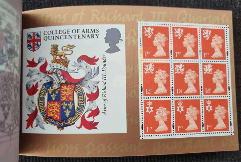 GB 2000 `Special by Design` mint and complete booklet. SG dx24. As per images. CV GBP 45. Nice item.