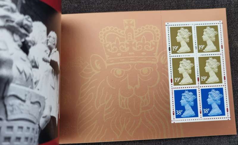 GB 2000 `Special by Design` mint and complete booklet. SG dx24. As per images. CV GBP 45. Nice item.