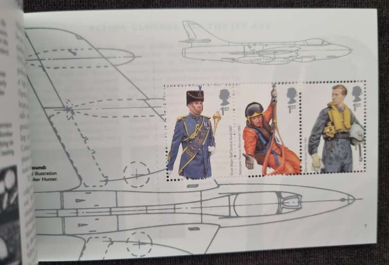 GB 2008 `PILOT TO PLANE` RAF UNIFORMS MINT AND COMPLETE BOOKLET. SG DX42. CV GBP 16. NICE ITEM.
