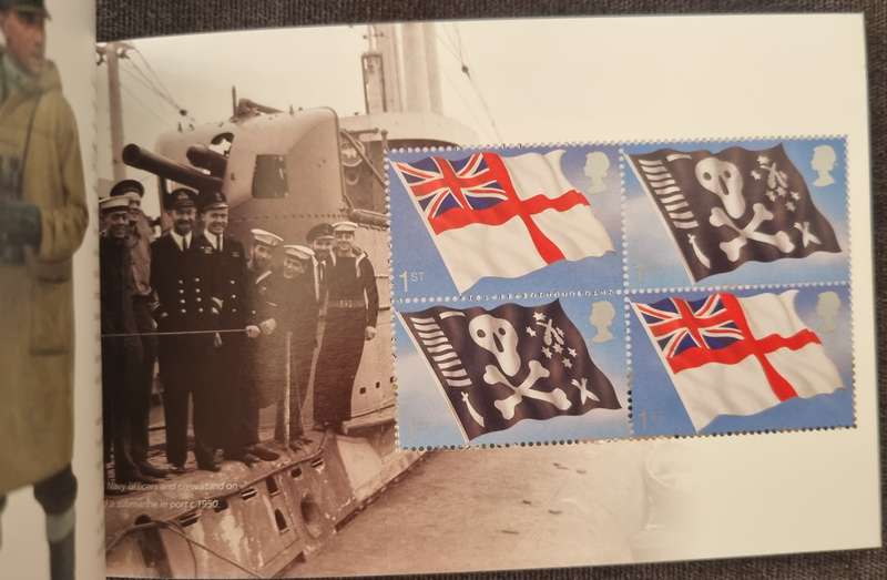 GB 2009 ROYAL NAVY UNIFORMS MINT AND COMPLETE PRESTIGE BOOKLET. SG DX47. CV GBP 17. NICE ITEM.