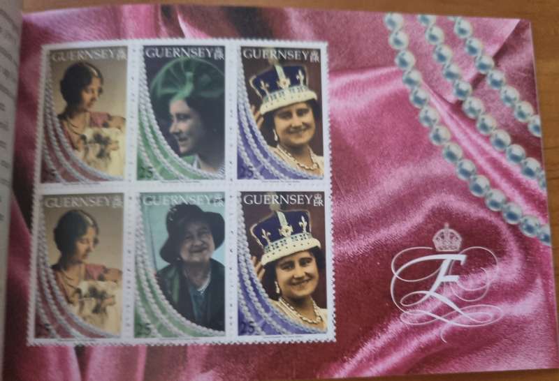 GUERNSEY 1999 MINT PRESTIGE BOOKLET QUEEN MOTHER 20TH CENTURY LOVE STORY SB66. AS PER IMAGES. NICE.