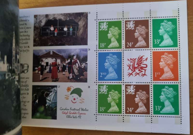 GB 1992 `CYMRU-WALES` MINT AND COMPLETE BOOKLET. SG DX13. AS PER SCANS. CV GBP 20. LOVELY ITEM.