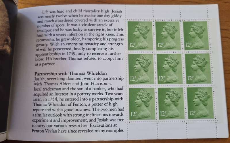 GB 1980 'THE STORY OF WEDGWOOD' MINT AND COMPLETE BOOKLET. AS PER IMAGES. NICE ITEM.