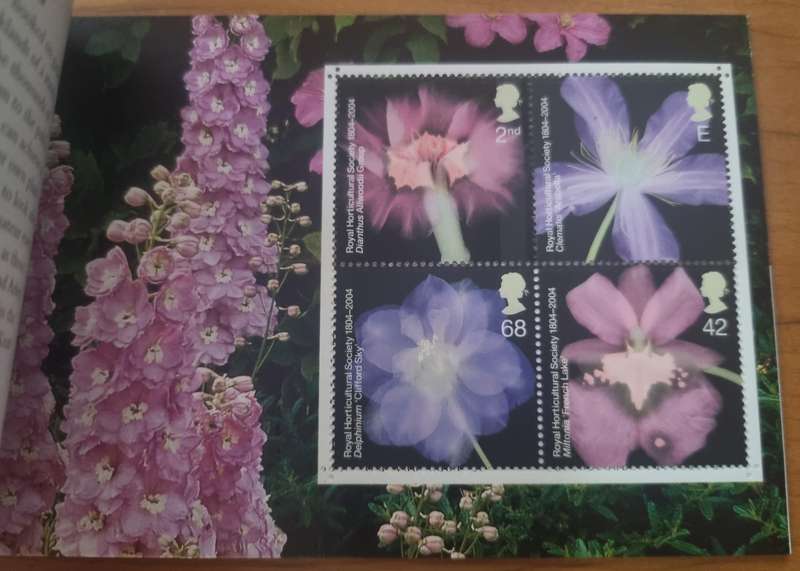GB 2004 'THE GLORY OF THE GARDEN' ROYAL HORTICULTURAL SOCIETY MINT BOOKLET. DX33. CV GBP 40.