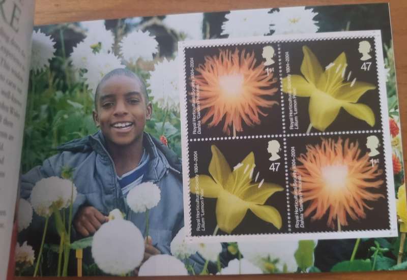 GB 2004 'THE GLORY OF THE GARDEN' ROYAL HORTICULTURAL SOCIETY MINT BOOKLET. DX33. CV GBP 40.
