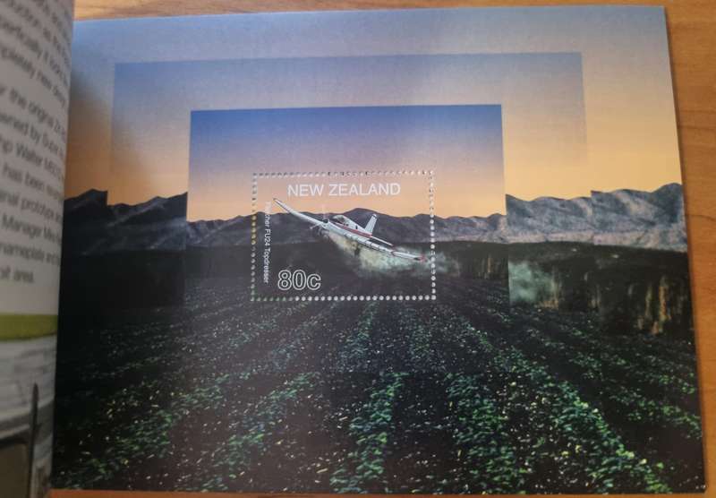 New Zealand 2001 aircraft souvenir mini sheet prestige booklet mint.