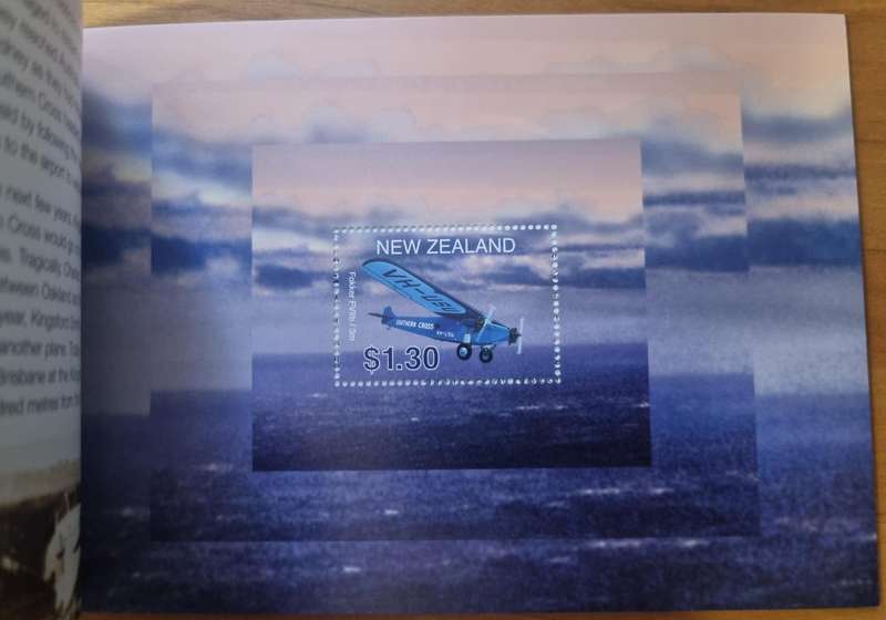 New Zealand 2001 aircraft souvenir mini sheet prestige booklet mint.