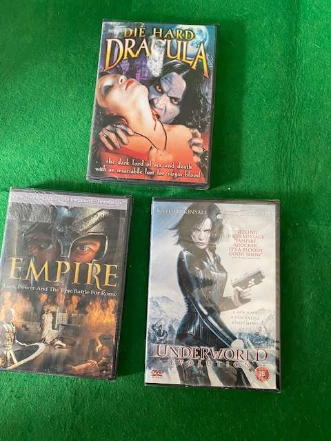DVD SET OF 3 MOVIES  DIE HARD DRACULA PLUS TWO