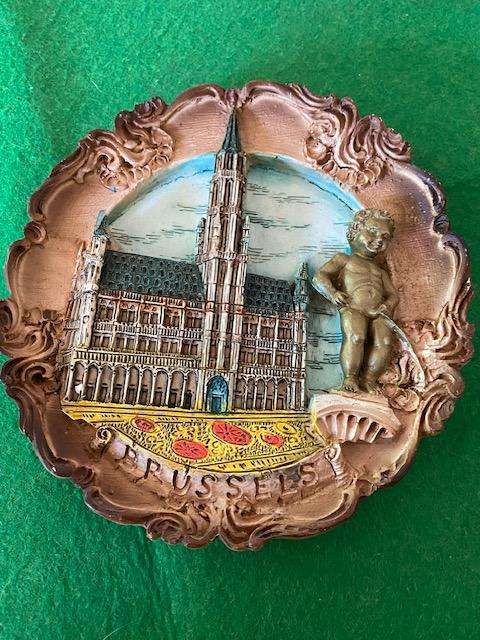 16cm Wooden carved plate from Belgium grand place and manneken pis statue
