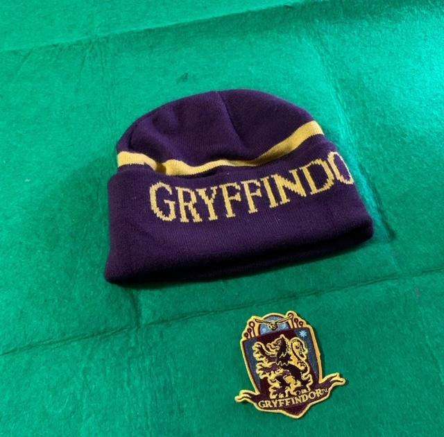 HARRY POTTER GRYFINDOR BEANIE PLUS BADGE