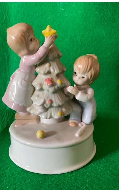 VINTAGE 1991 SUMMIT COLLECTION CERAMIC CHRISTMAS MUSIC BOX FIGURENES