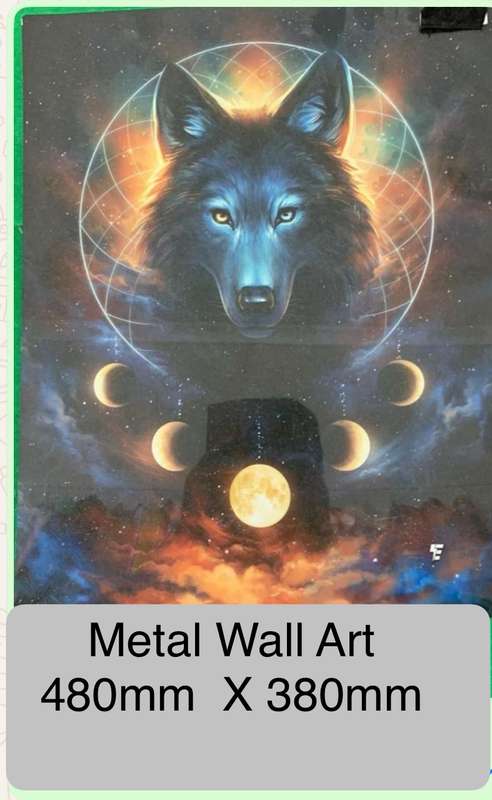 METAL WALL ART WITH WOLF DETAIL