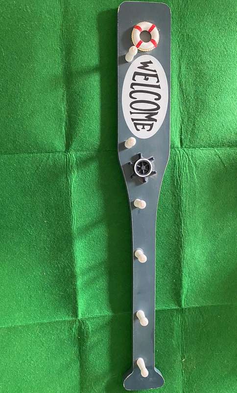 WALL MOUNTED HAT OR COAT HANGER