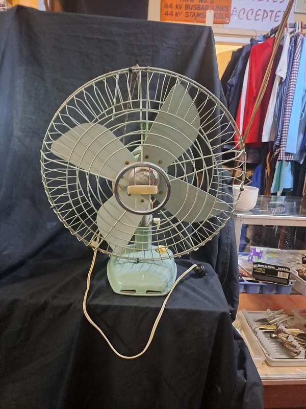 Green electric retro big desk fan (working)